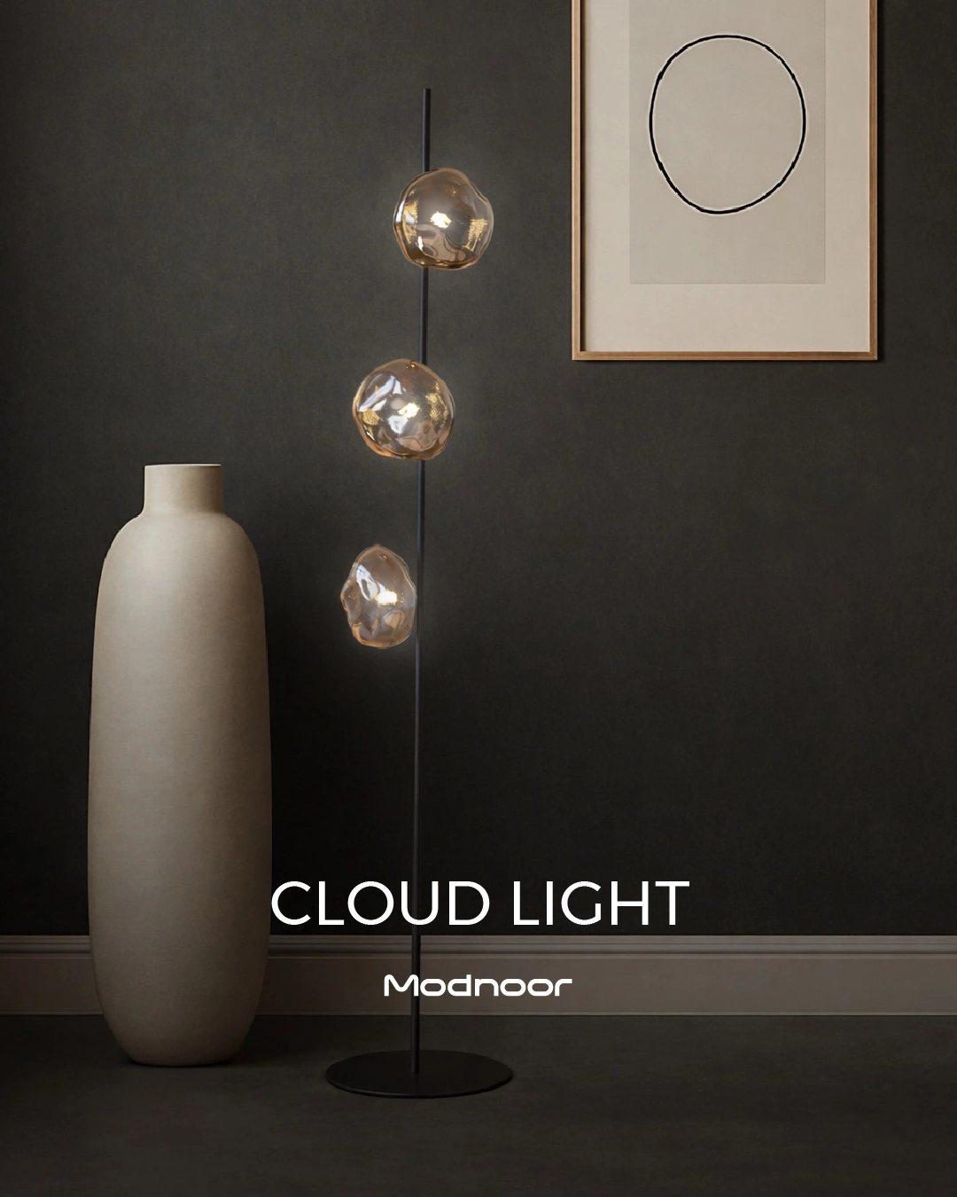 CLOUD-istade5-01 آباژور کلود ایستاده به صورت قرار گرفته در فضای نیمه روشن در مدنور